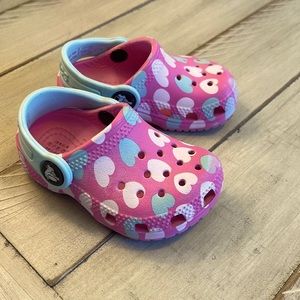 Toddler crocs size 4 pink hearts